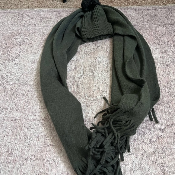 Steve Madden Scarf and Beanie Set - Picture 6 of 7